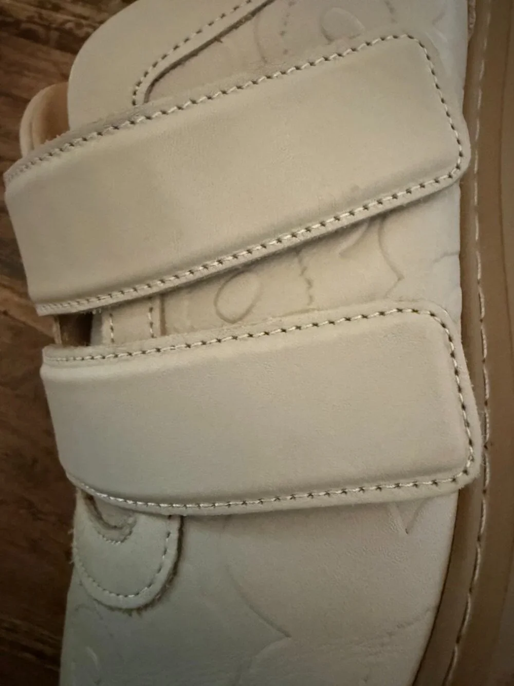 unisex Marimekko Rinnekedolla Cream Leather Embossed Floral Sneakers. 41